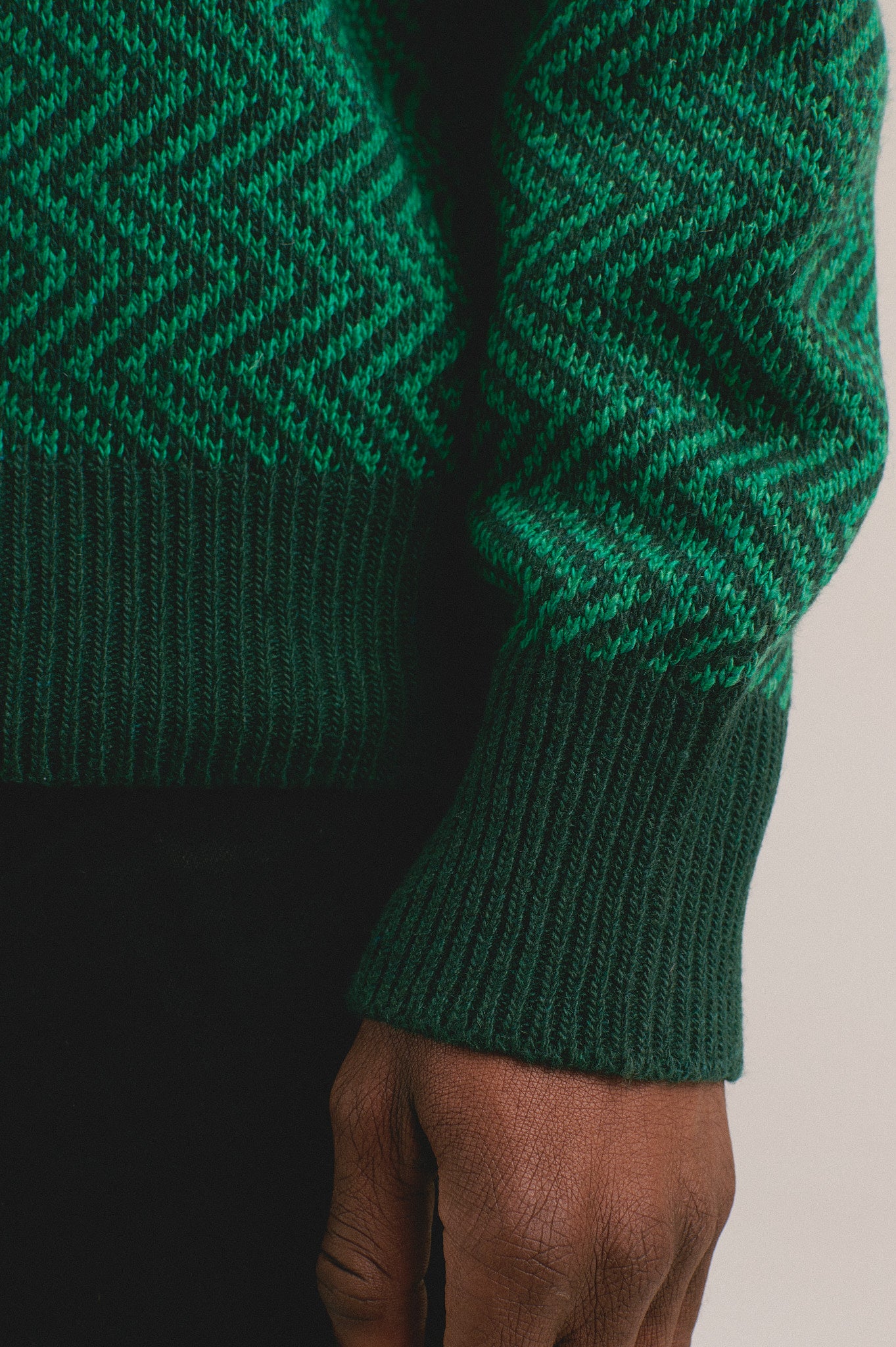 Jersey de punto para hombre en color verde con diseño geométrico, look de otoño invierno.