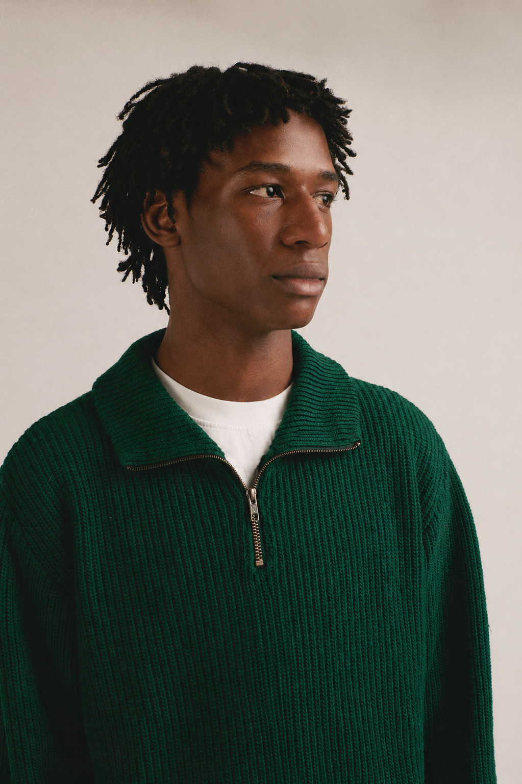 Hombre con jersey verde de punto con media cremallera y cuello tipo polo