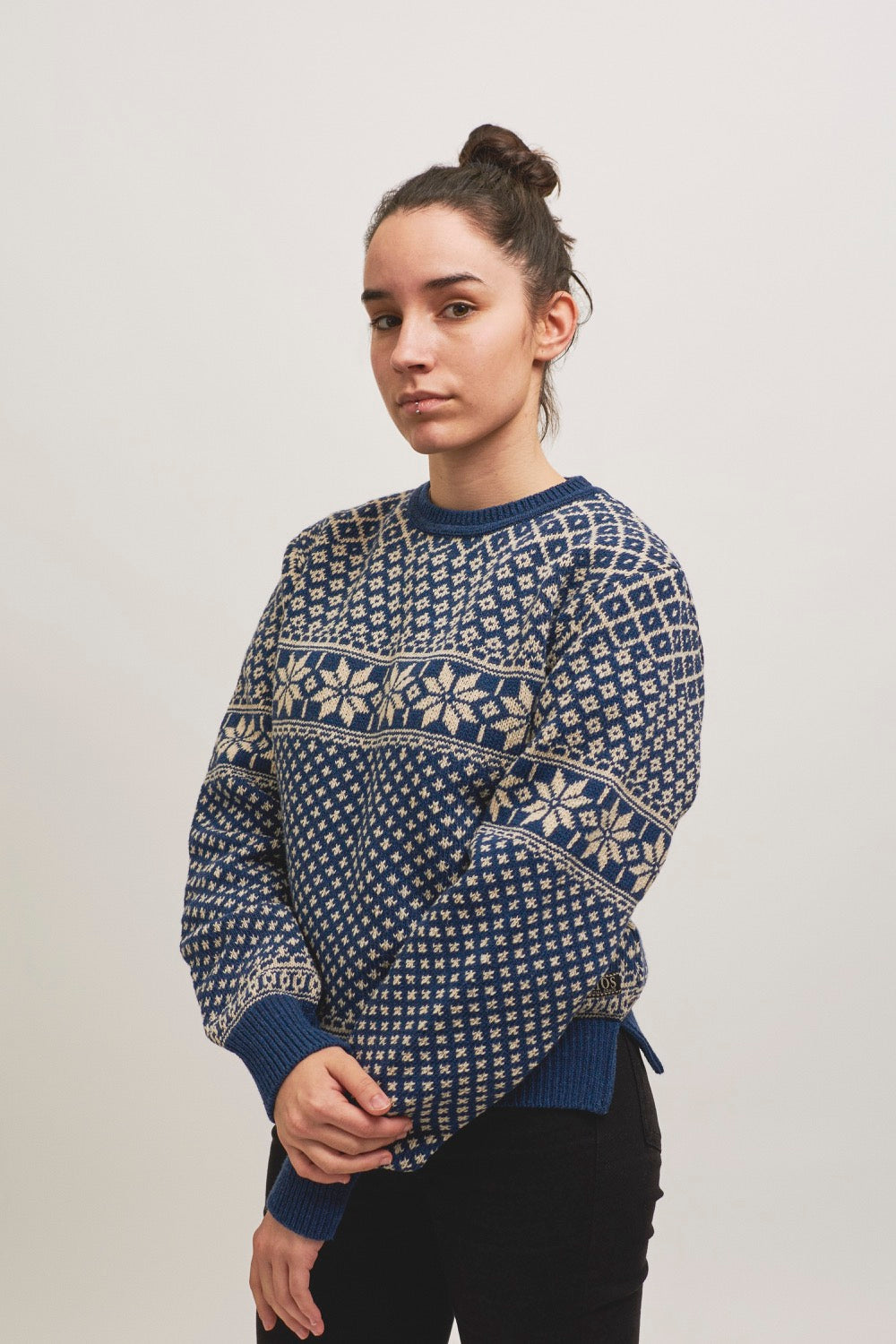 Jersey sostenible Clotilde unisex azul y blanco con jacquard nórdico navideño, hecho en Catalunya con hilo reciclado, ideal para invierno.