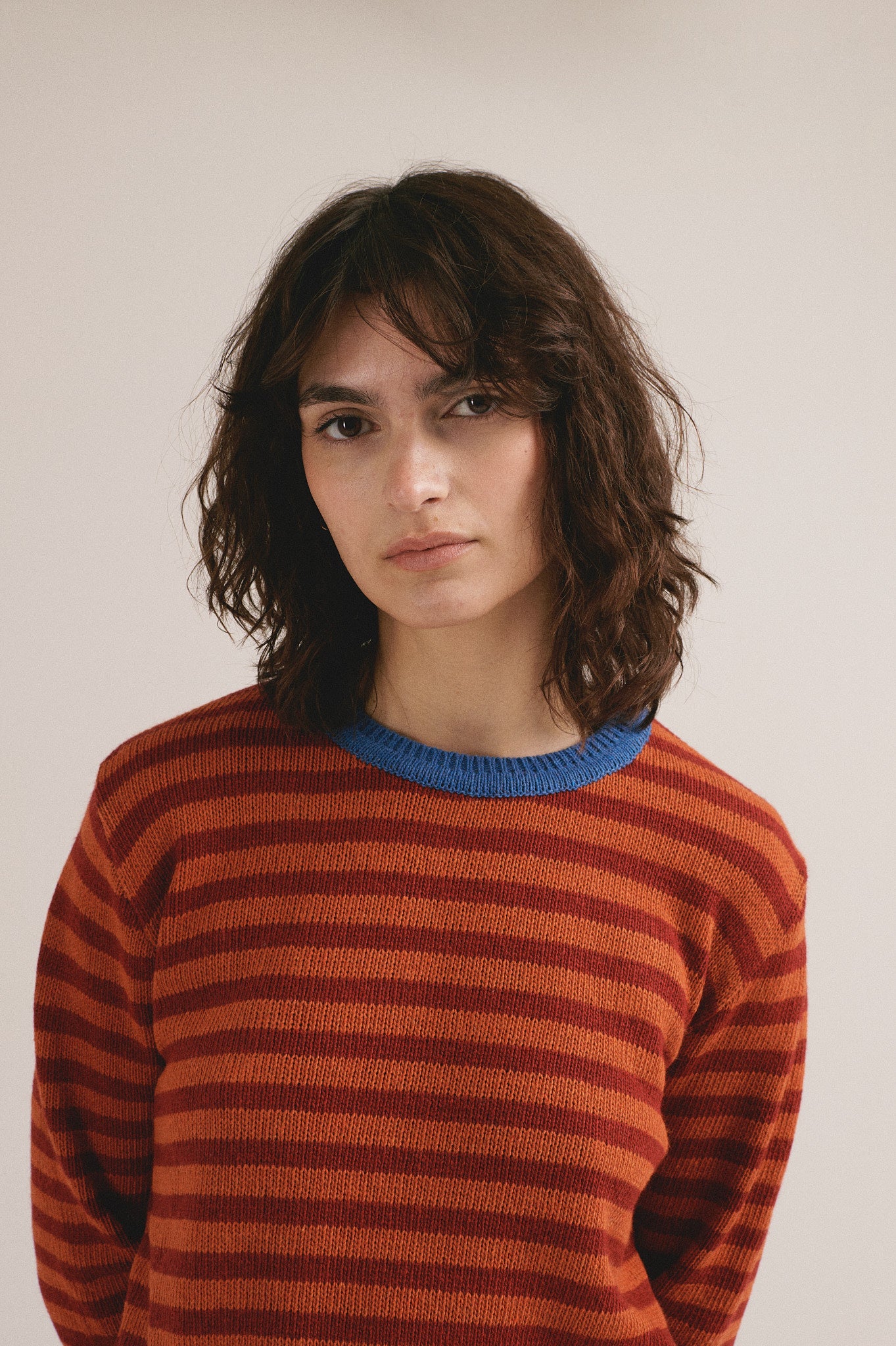 Jersey de punto para mujer con diseño de rayas cálidas y acabados en azul, look de otoño invierno.