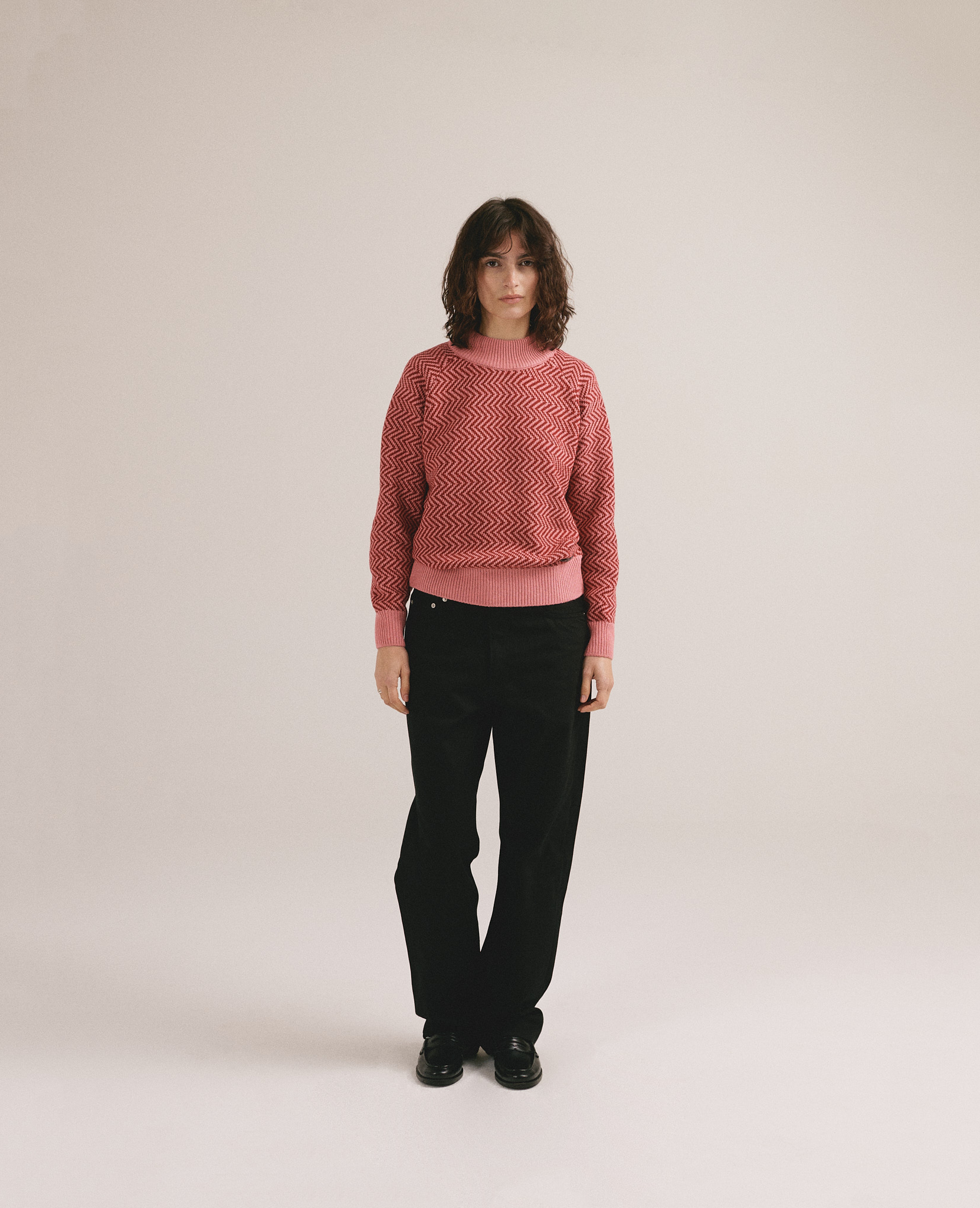 Look casual de mujer con jersey de punto rojo estampado de IAIOS y estilo minimalista.
