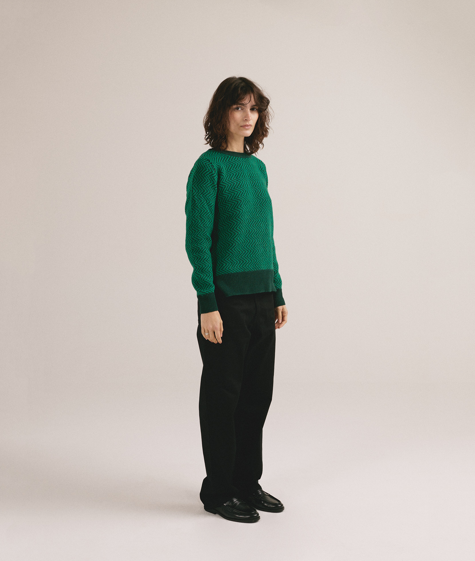 Mujer con jersey de punto verde Pilarin de IAIOS con diseño moderno y corte cómodo.