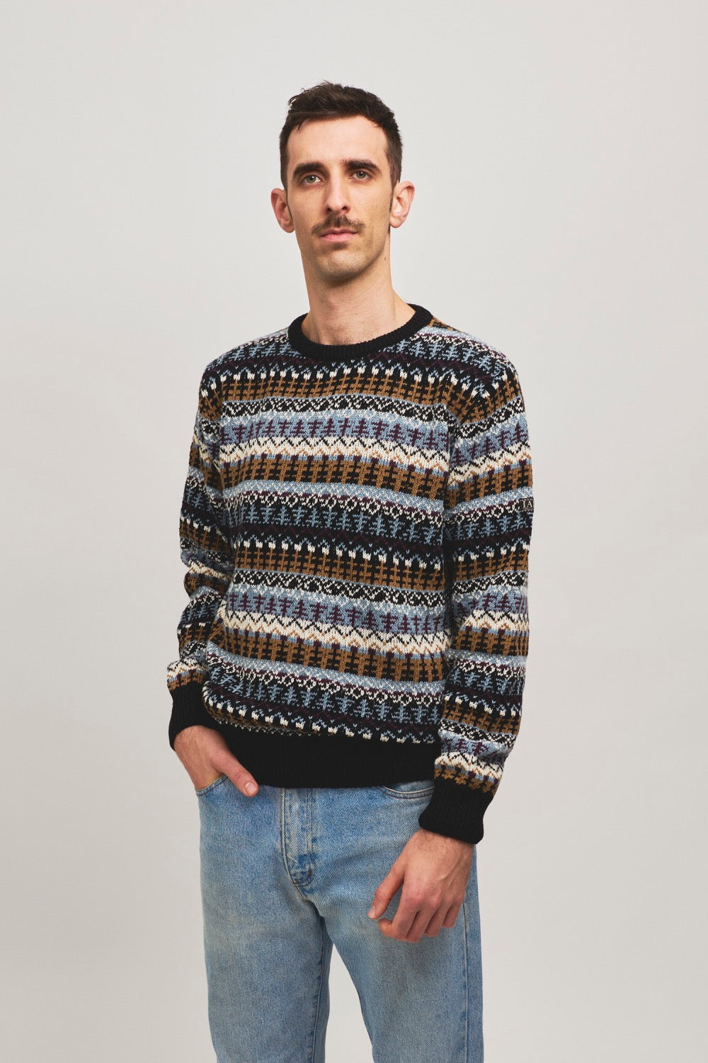 Jersey sostenible nórdico unisex jacquard azul y beige, corte recto y estilo invernal, hecho en Catalunya con hilo reciclado, ideal para invierno.