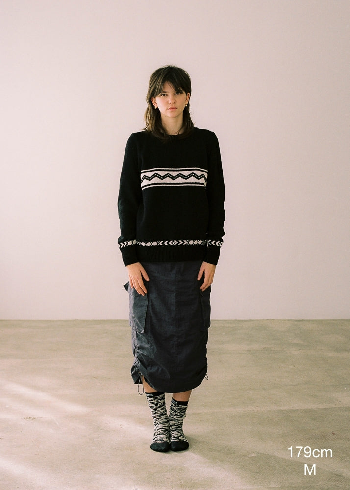 Jersey de mujer IAIOS negro con motivos en crema, moda sostenible hecha en Catalunya (España) con hilo reciclado, perfecto como regalo de Navidad.