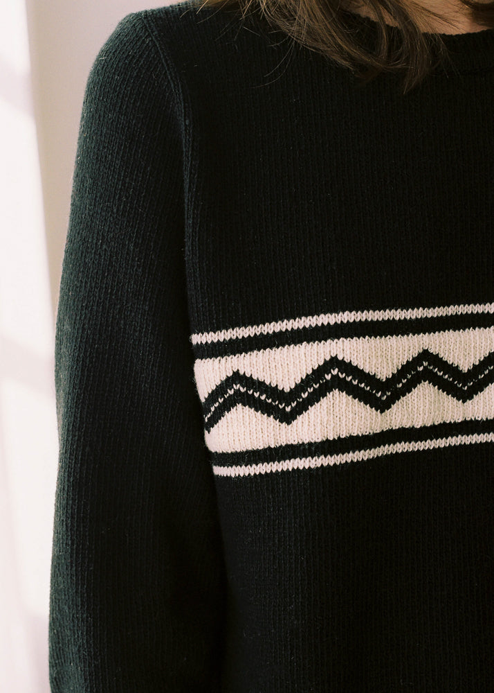 Fotografía de detalle del motivo de zigzag en la parte del torso.