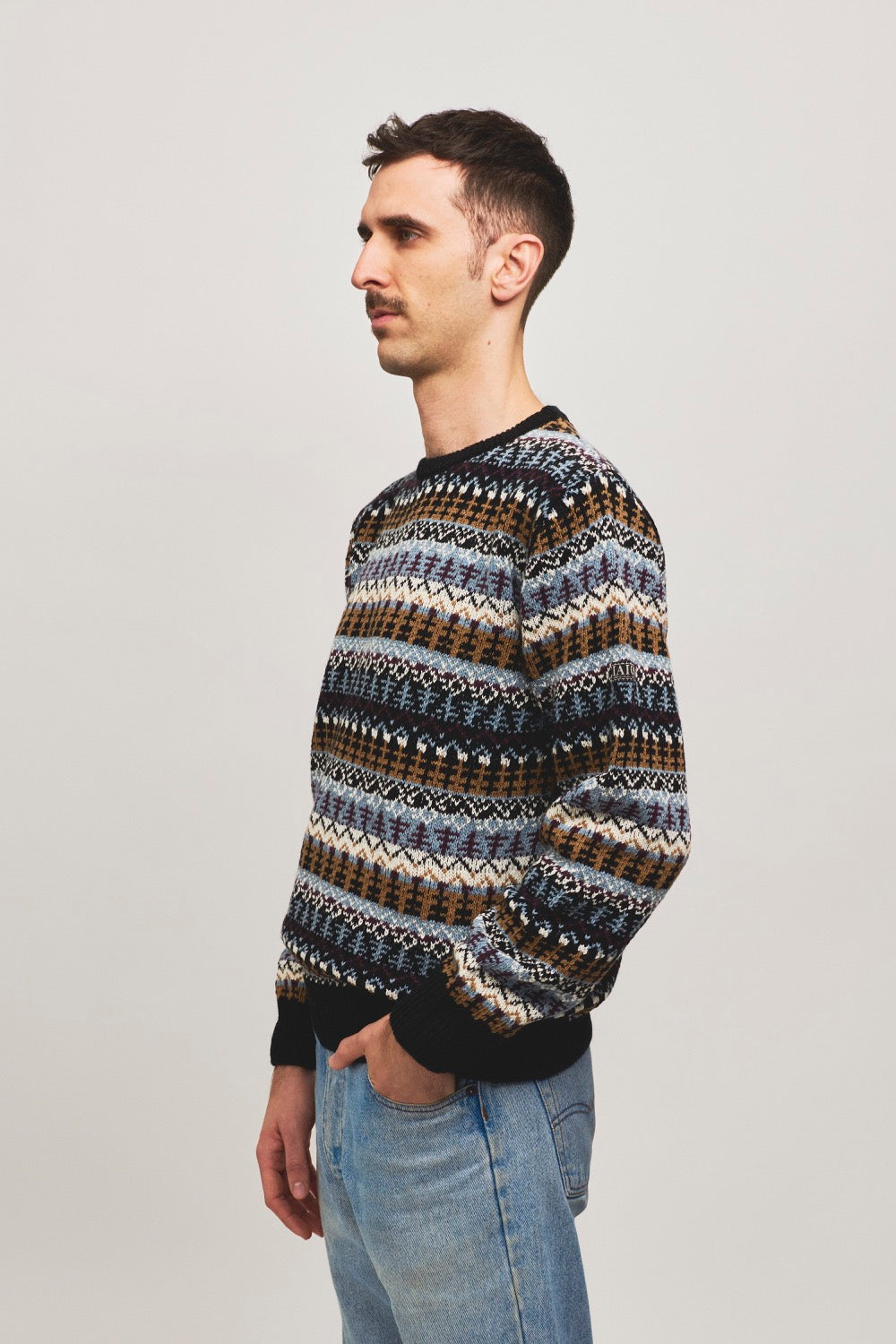 Jersey nórdico unisex jacquard Gansey azul y beige con puños y cuello negros, estilo clásico y elegante, tejido con hilo reciclado en talleres de Catalunya.