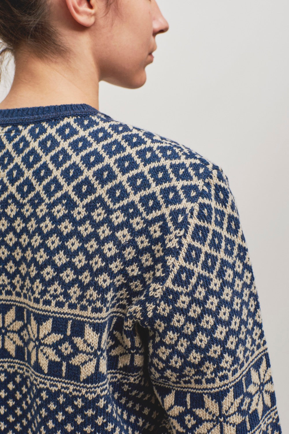 Jersey nórdico Clotilde unisex azul y blanco con diseño jacquard navideño, fabricado en pequeños talleres de Catalunya con hilo reciclado.