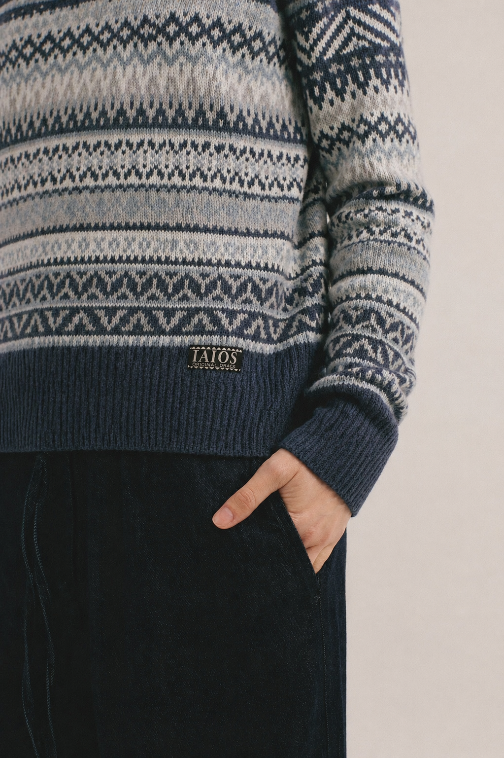Jersey de punto para mujer con diseño nórdico en tonos neutros, look cálido y moderno de otoño invierno.