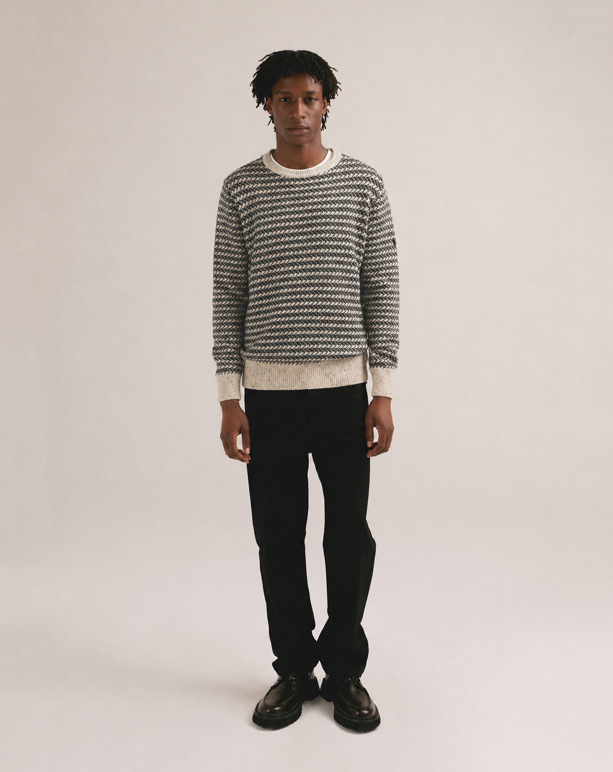 Jersey bicolor con textura de espiga sobre modelo masculino