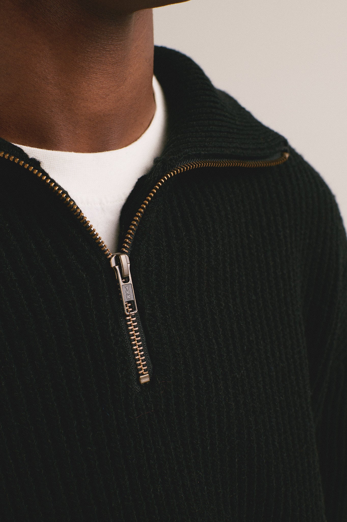 Jersey de punto negro con media cremallera en modelo masculino
