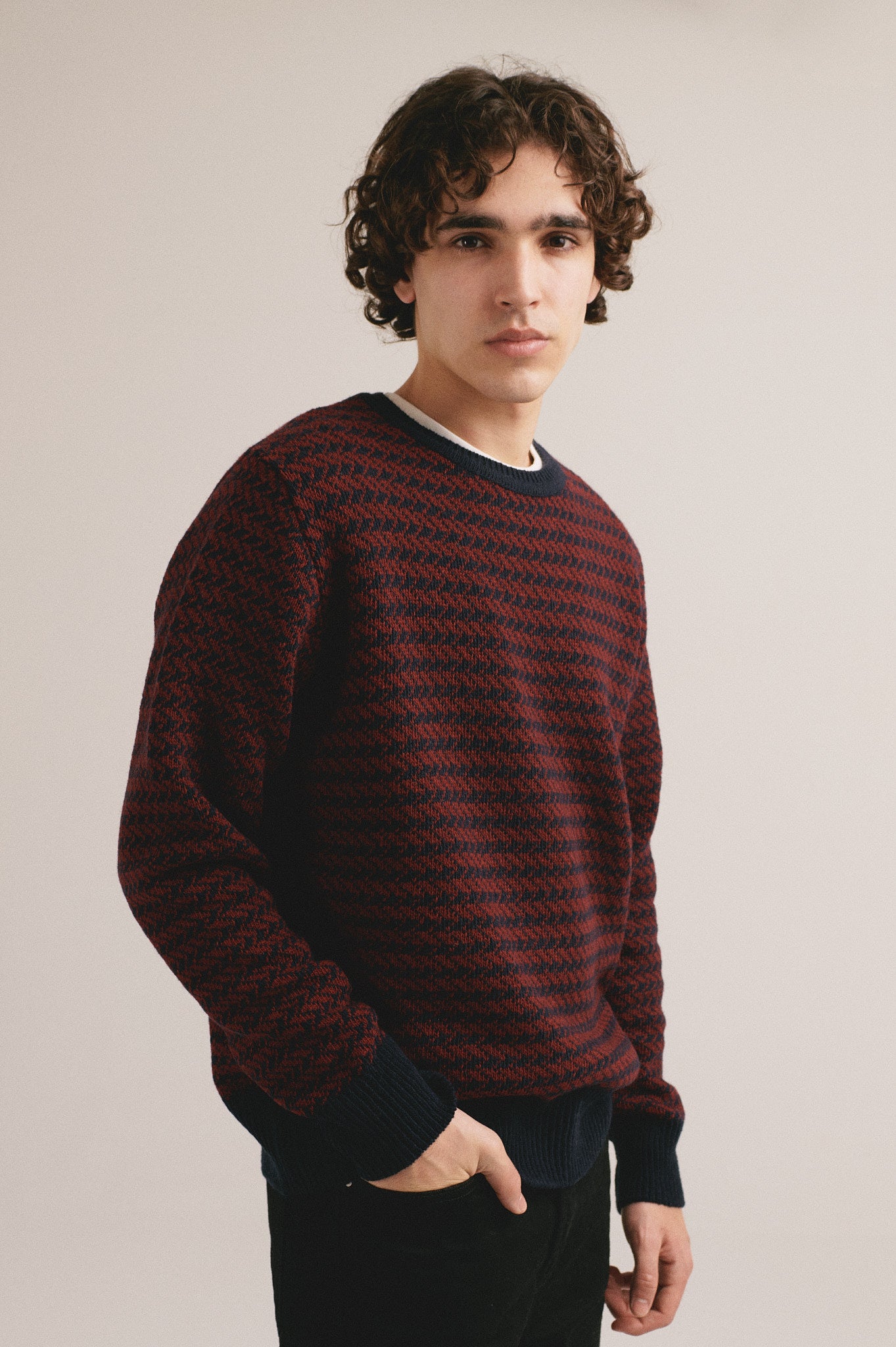 Jersey de punto rojo y negro en modelo masculino con estilo básico