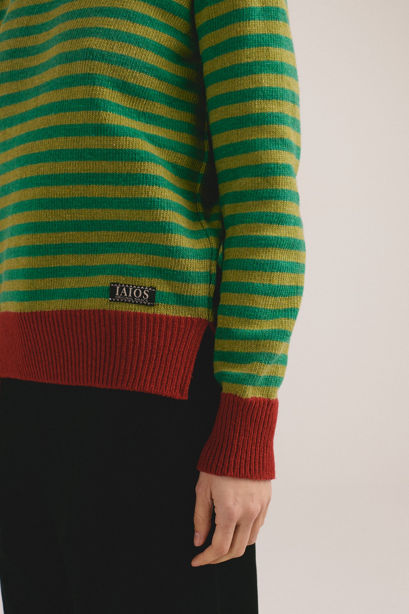 Jersey de punto para mujer con diseño de rayas multicolor y acabado en rojo, look de otoño invierno.
