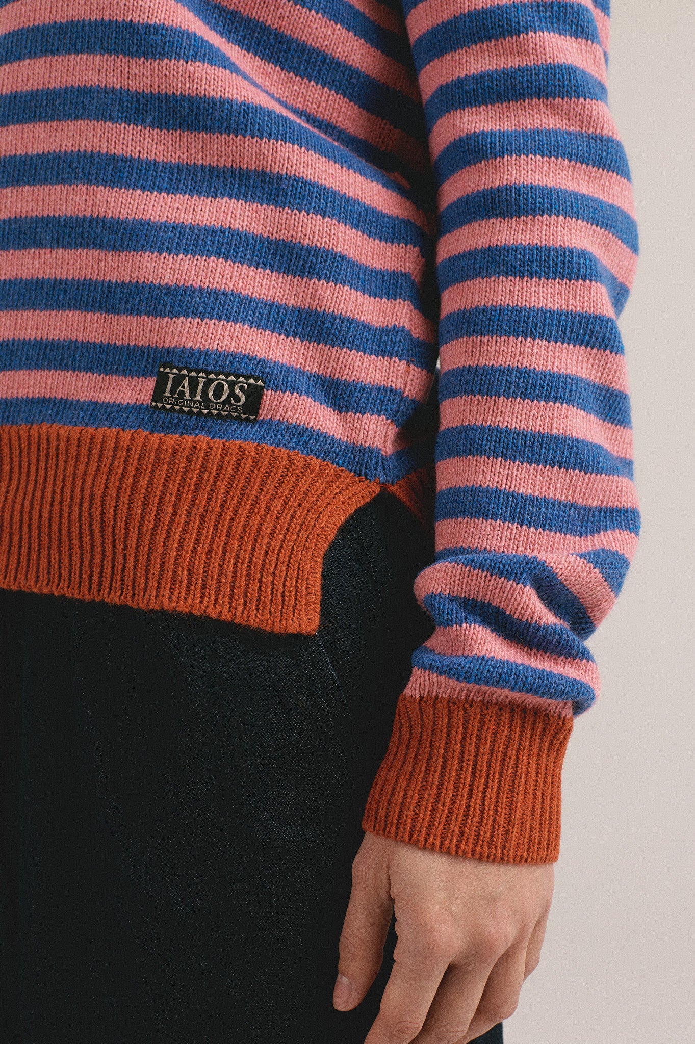 Jersey de punto para mujer con diseño de rayas bicolor y acabados en naranja, look de otoño invierno.