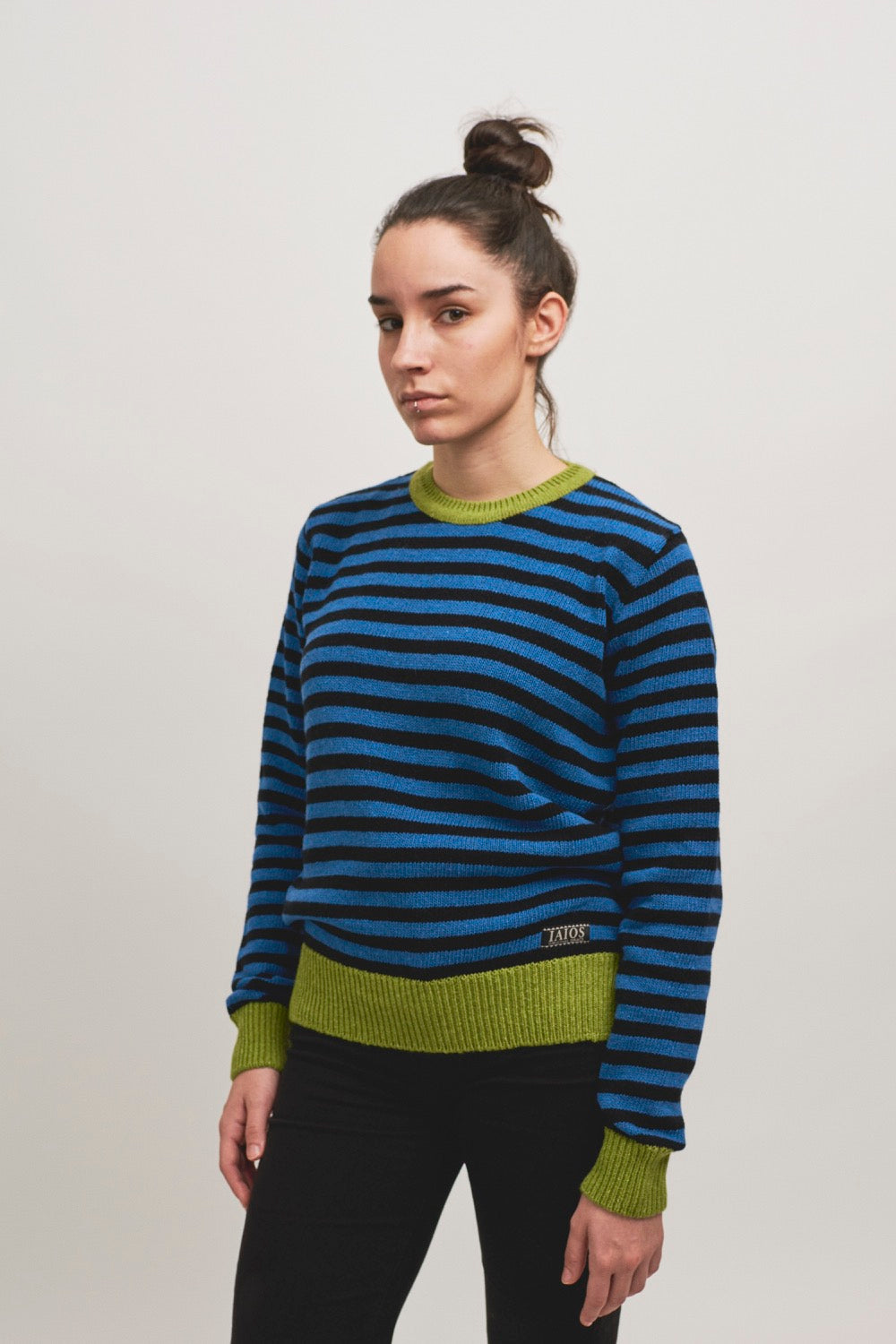 Jersey Truth sostenible de rayas multicolor, corte recto unisex que favorece a todo tipo de cuerpos, tejido con hilo reciclado en talleres de Catalunya.