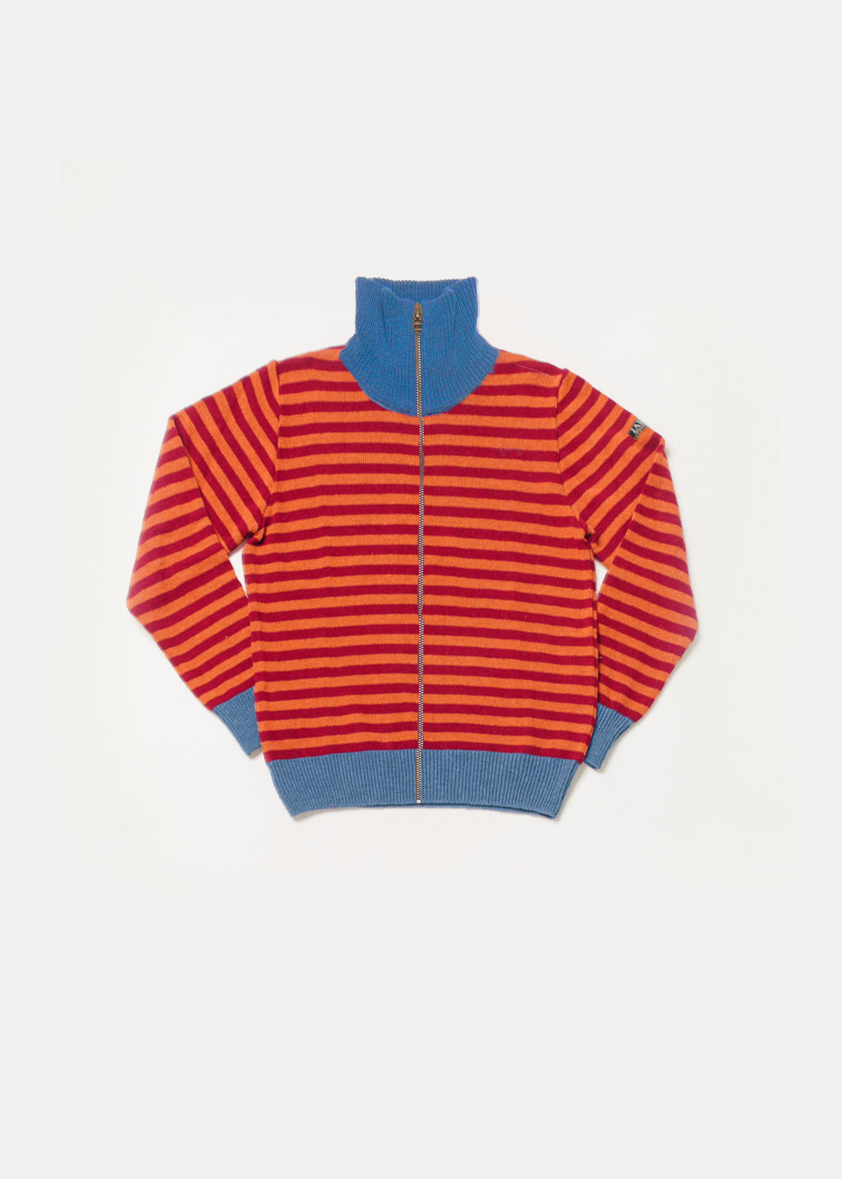 Prenda de punto para hombre con rayas rojas y azules y cierre completo