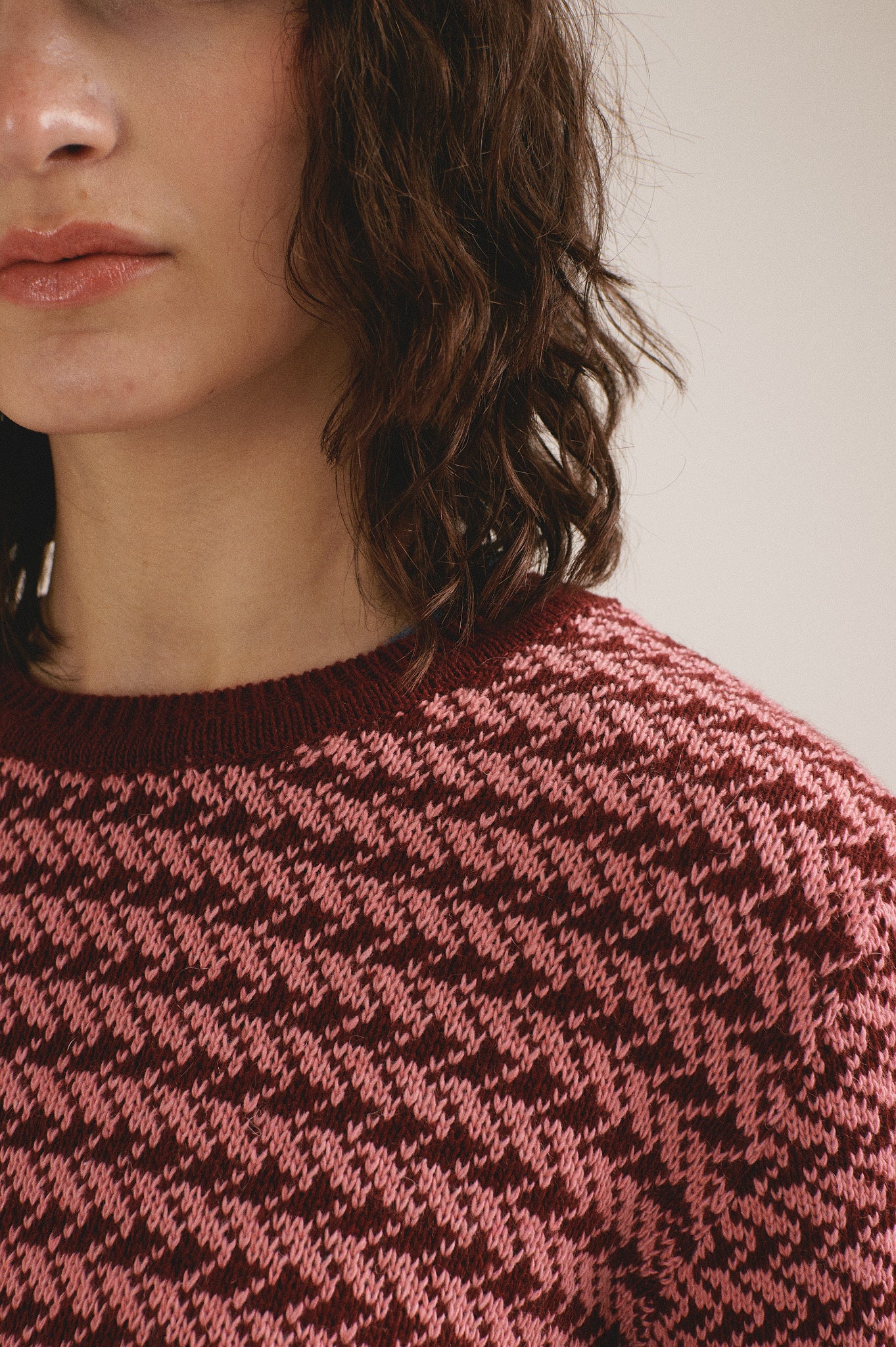 Jersey de punto para mujer en color rojo con diseño moderno, look básico de otoño invierno.