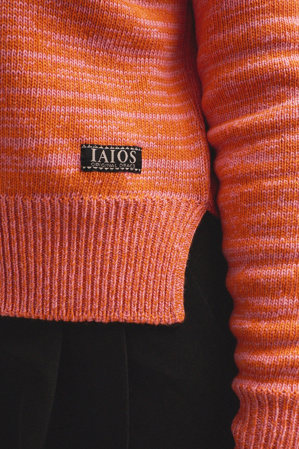 Jersey unisex IAIOS salmón liso, mezcla de hilos rosas y naranjas, detalle del tejido, moda sostenible elaborada con hilo reciclado en talleres de Catalunya (España).