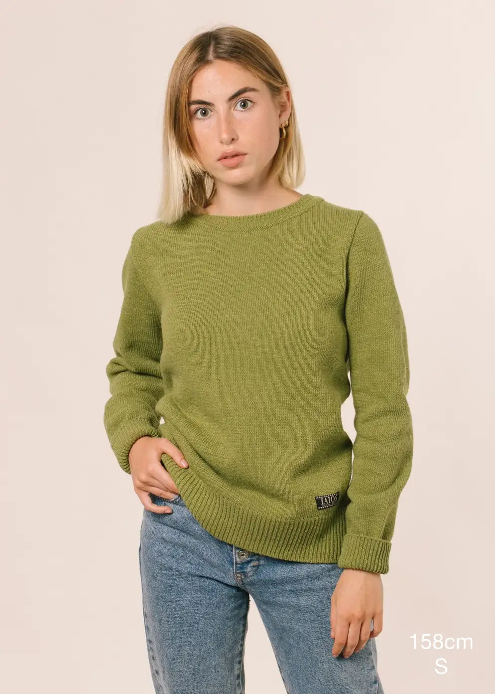 Jersey de mujer IAIOS verde claro, patrón básico y recto, moda sostenible hecha en Catalunya (España) con hilo reciclado, perfecto como regalo de Navidad.