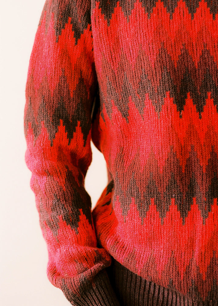 Jersey unisex IAIOS de tres colores con zigzag efecto espiga en tonos rojizos, detalle del tejido, moda sostenible elaborada con hilo reciclado en talleres de Catalunya.