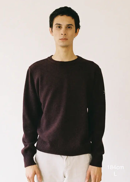 Half-length photograph detailing the model's height (184cm) and the size of her sweater (L).