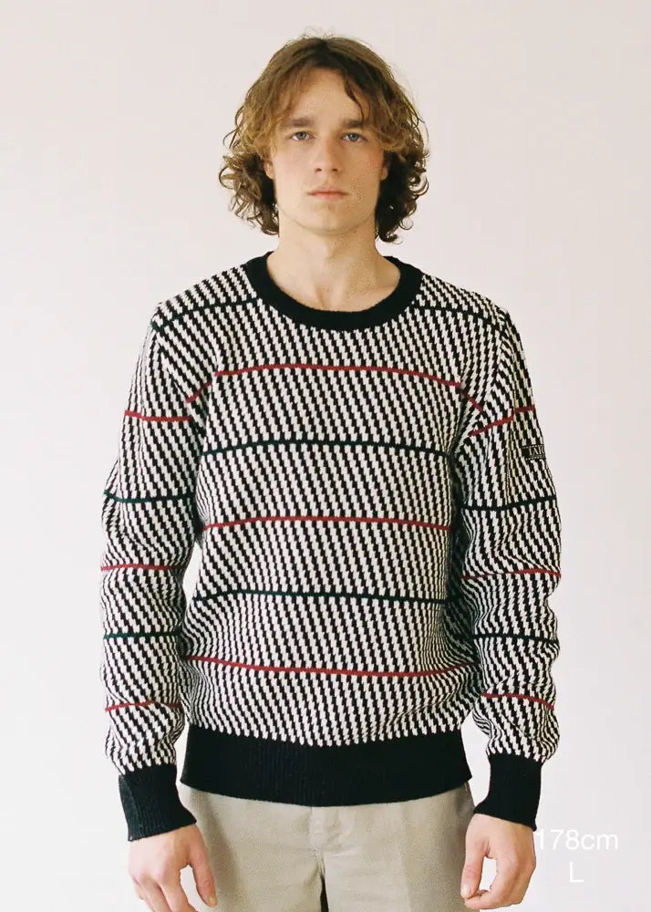 Fotografía de medio cuerpo en la que se detalla la altura del modelo (178cm) y la talla del jersey (L).