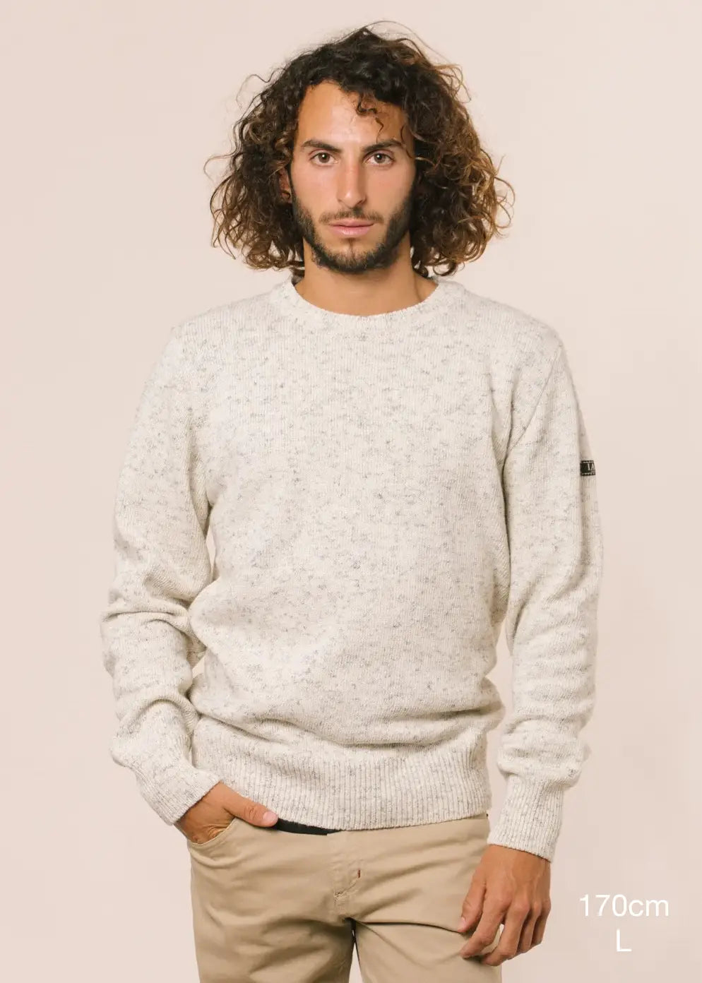 Half-length photograph detailing the height of the model (170cm) and the size of the sweater (L).