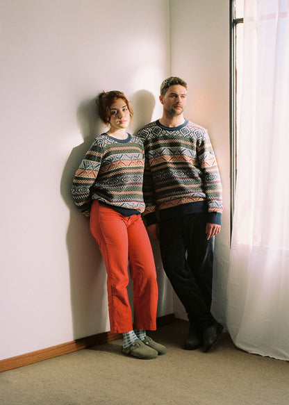 Fotografía de cuerpo entero con dos modelos, un hombre y una mujer llevando el mismo modelo de jersey.