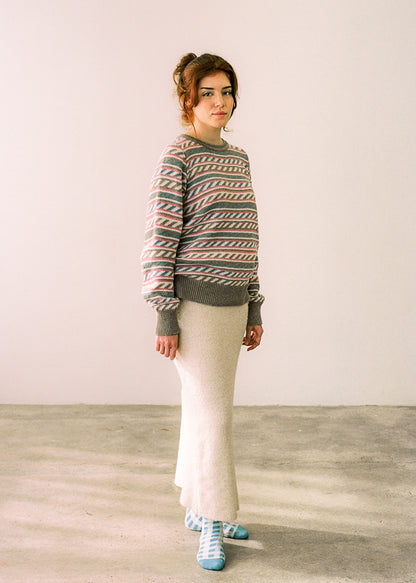 Foto de cos sencer del jersei en la portada per la models combinat amb colors clars 