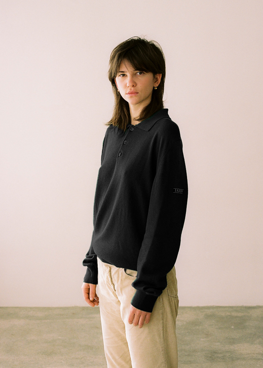 Polo unisex IAIOS negro de manga larga con cuello de solapa y botones frontales, confeccionado con algodón reciclado en Catalunya (España).
