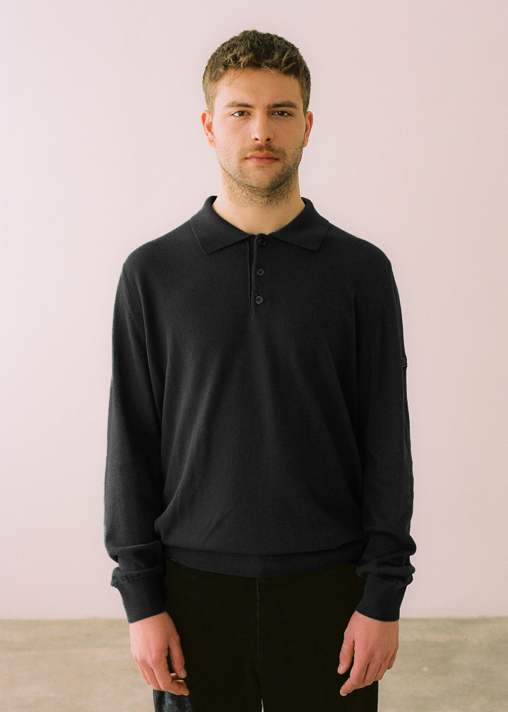 Polo sostenible IAIOS unisex negro de manga larga con diseño clásico, confeccionado con algodón reciclado en Catalunya (España).