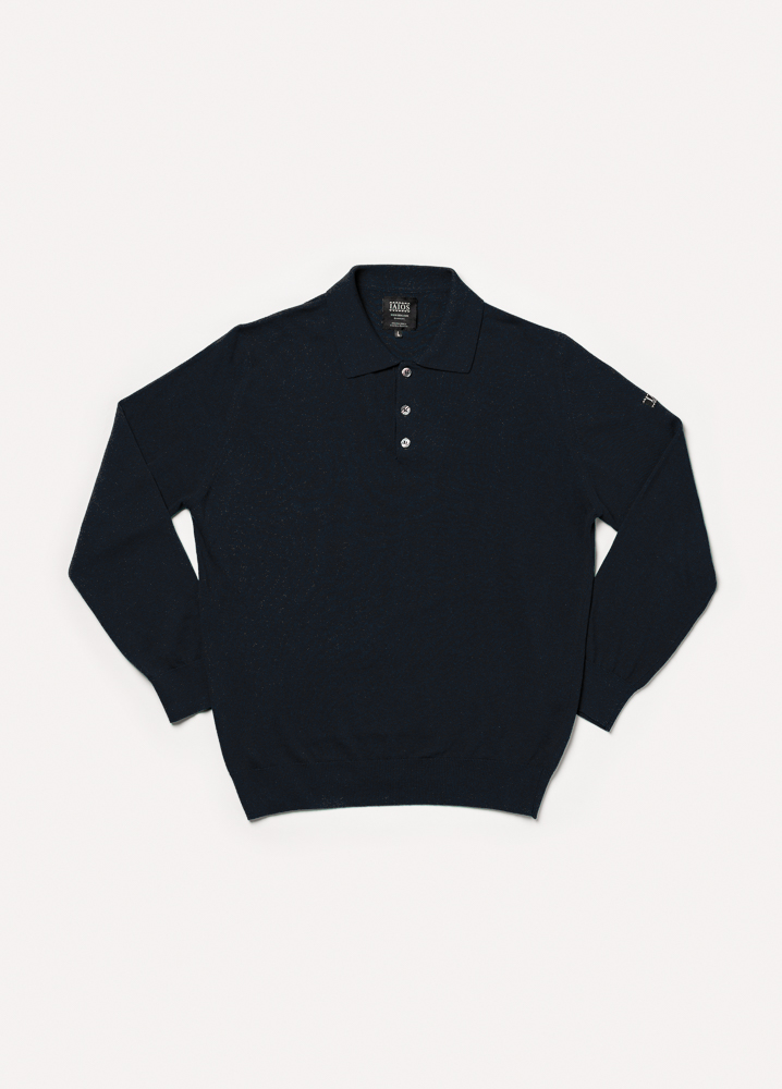Polo unisex IAIOS negro de manga larga, cuello de solapa y botones frontales, fotografía en plano (flat lay), hecho en Catalunya (España) con algodón reciclado.