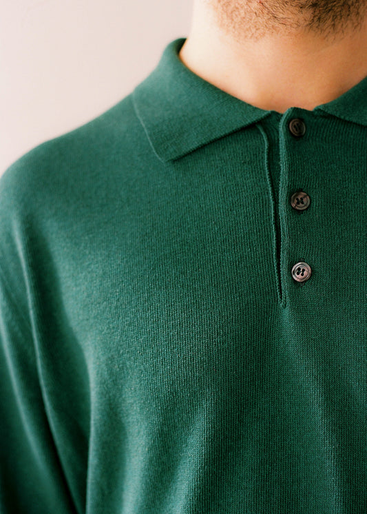 Polo unisex IAIOS verde de algodón reciclado, detalle del tejido, moda sostenible elaborada en talleres de Catalunya (España).