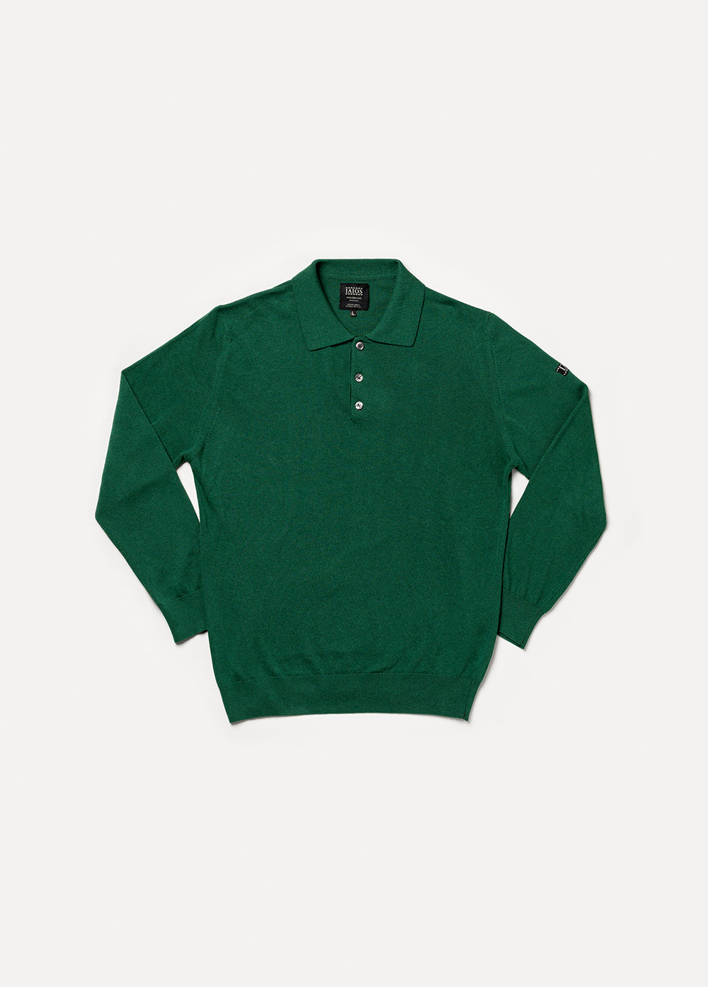 Polo unisex IAIOS en color verde de algodón reciclado, moda sostenible, fotografía en plano (flat lay), hecho en Catalunya (España).