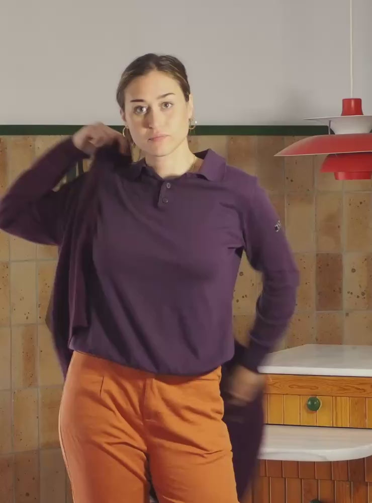 Video de la modelo combinando el jersey granate con botones
