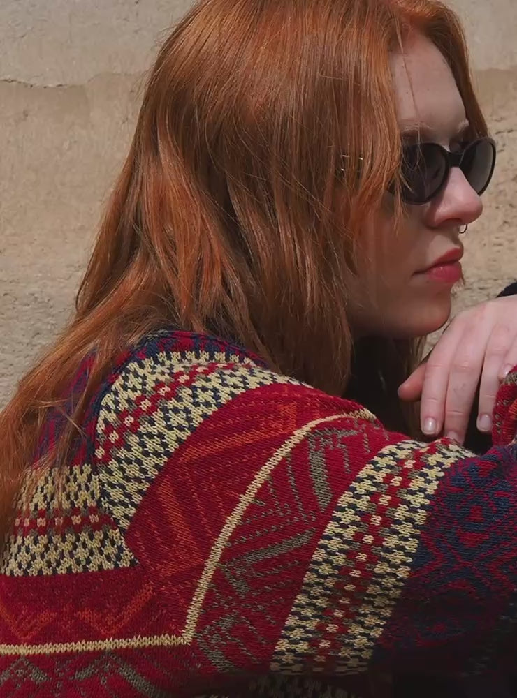 La modelo lleva el jersey IAIOS unisex azul oscuro con cremallera completa y cuello alto, tejido con hilo reciclado en pequeños talleres de Catalunya (España).
