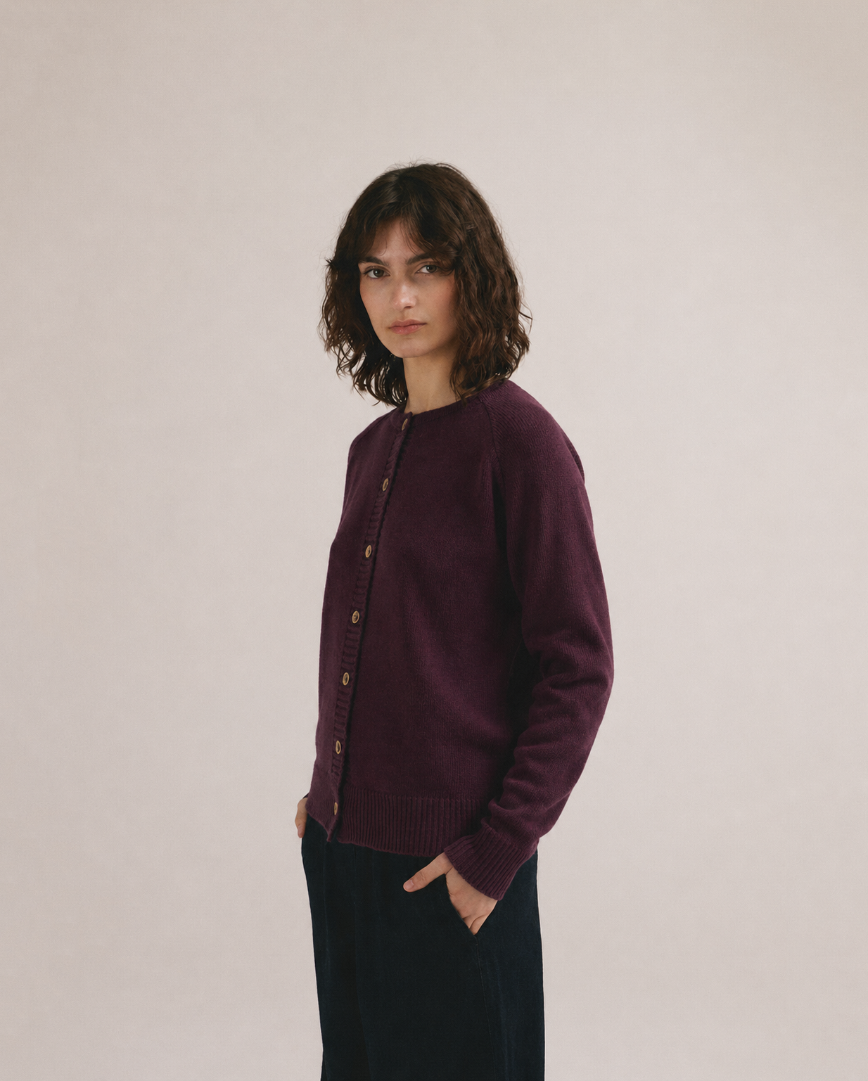 Mujer con cárdigan de punto morado Angeleta de IAIOS con diseño sencillo y corte cómodo.