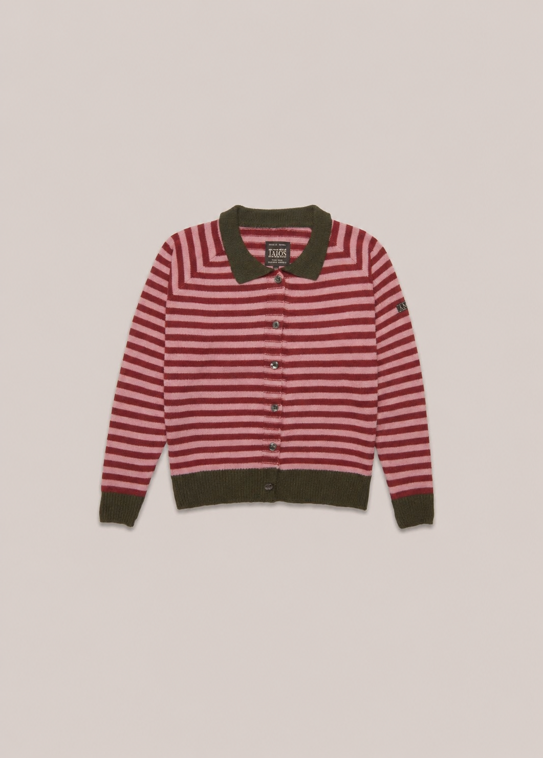 Cárdigan de punto para mujer con diseño de rayas en rojo y rosa y detalles en verde, look de otoño invierno.