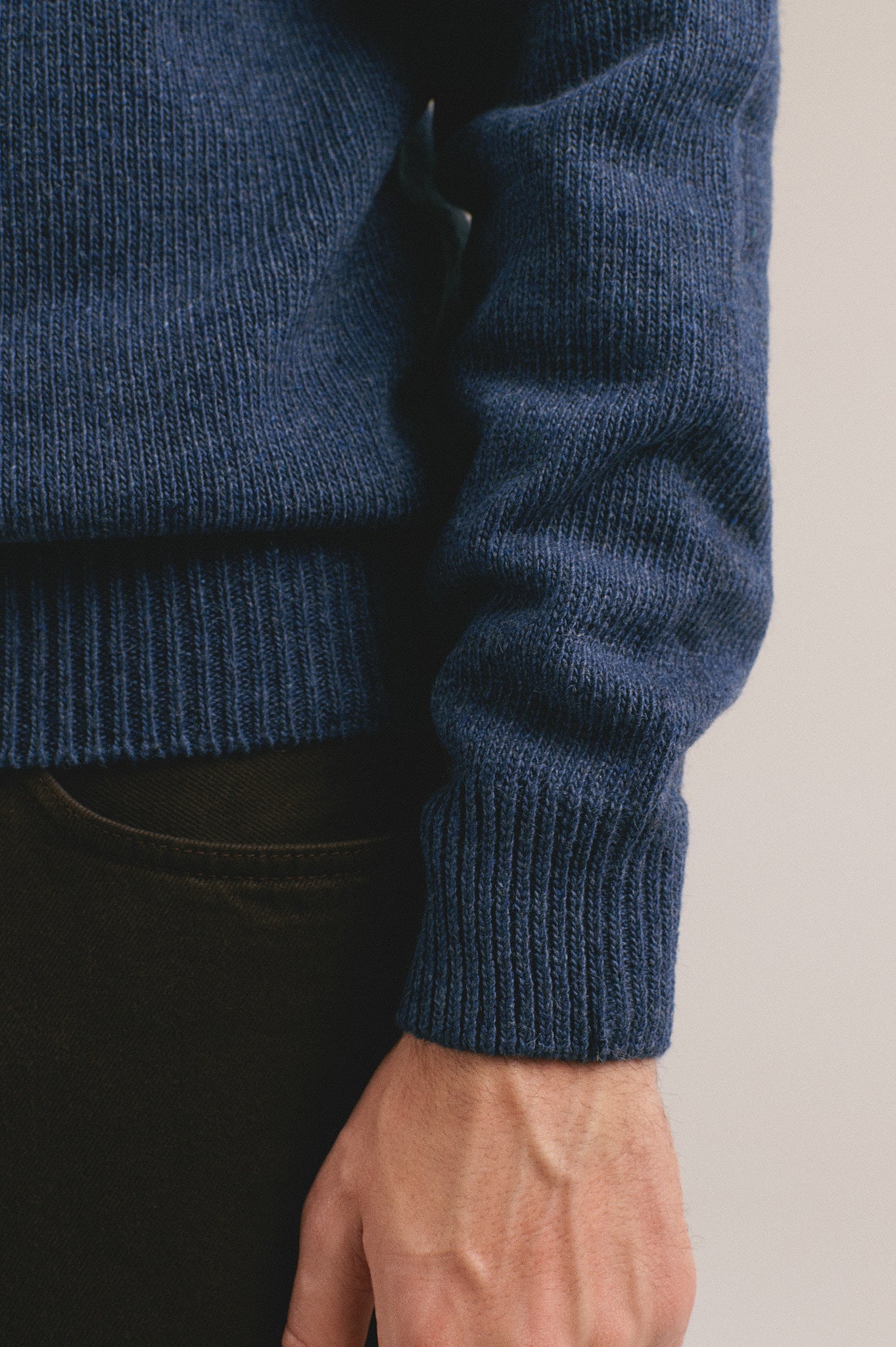 Jersey de punto para hombre en color azul oscuro con diseño sencillo, ideal para otoño invierno.