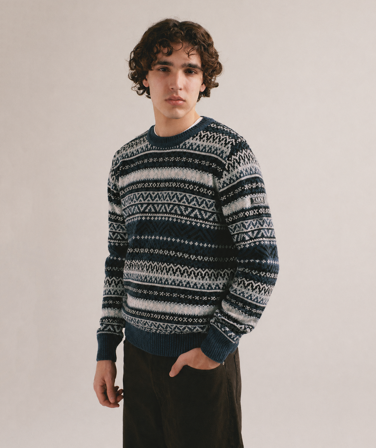 Suéter de hombre azul con diseño geométrico estilo invierno