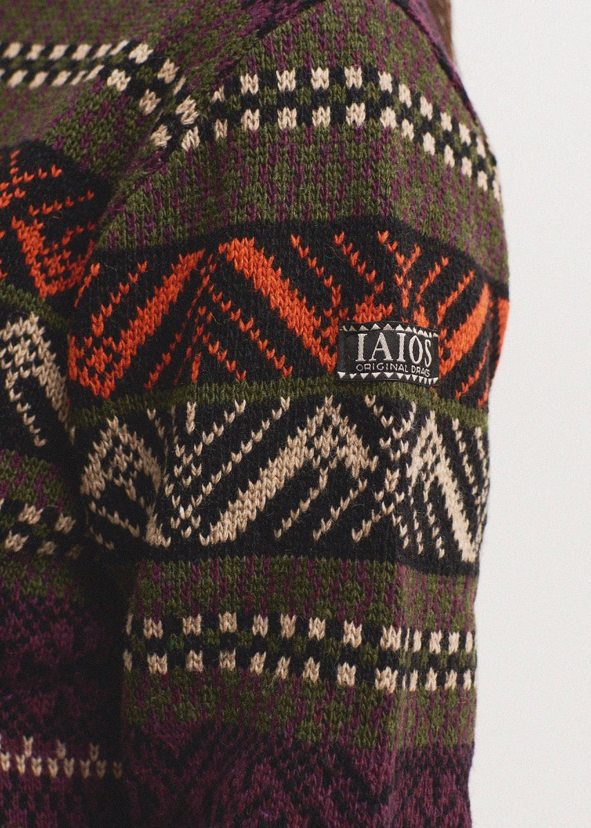Suéter de hombre con diseño geométrico en tonos granate, verde y naranja