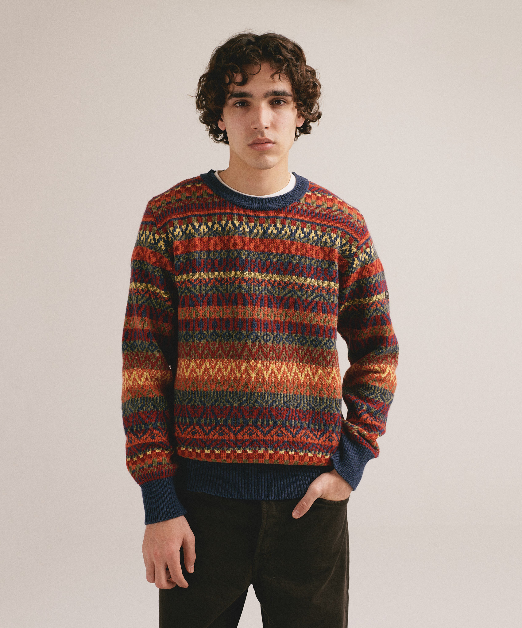 Hombre vistiendo suéter jacquard multicolor de estilo tradicional