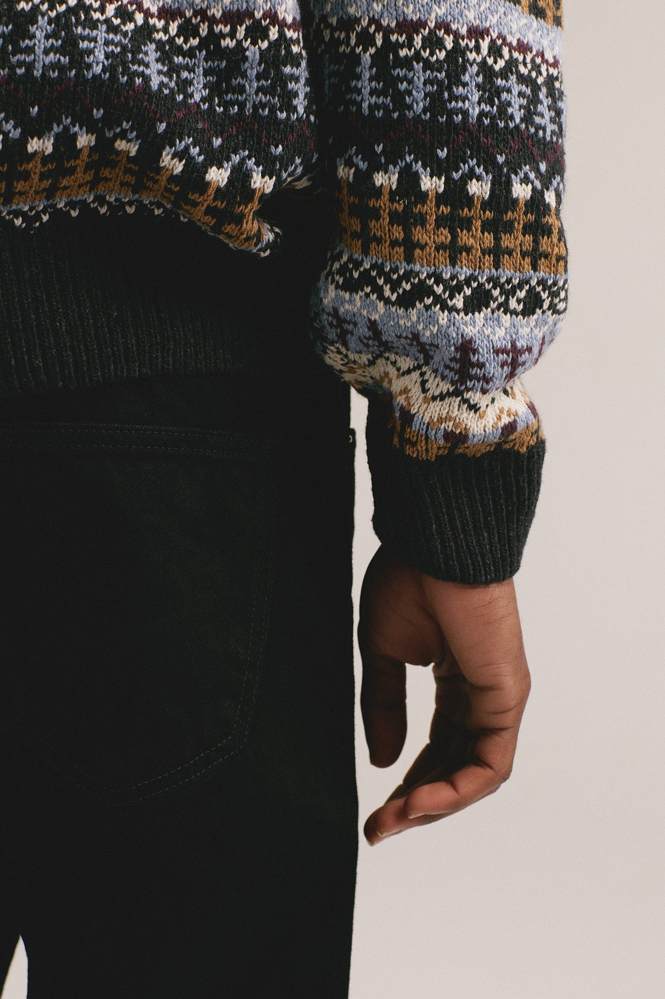 Detalle suéter multicolor para hombre con estampado tipo nórdico y tejido de punto