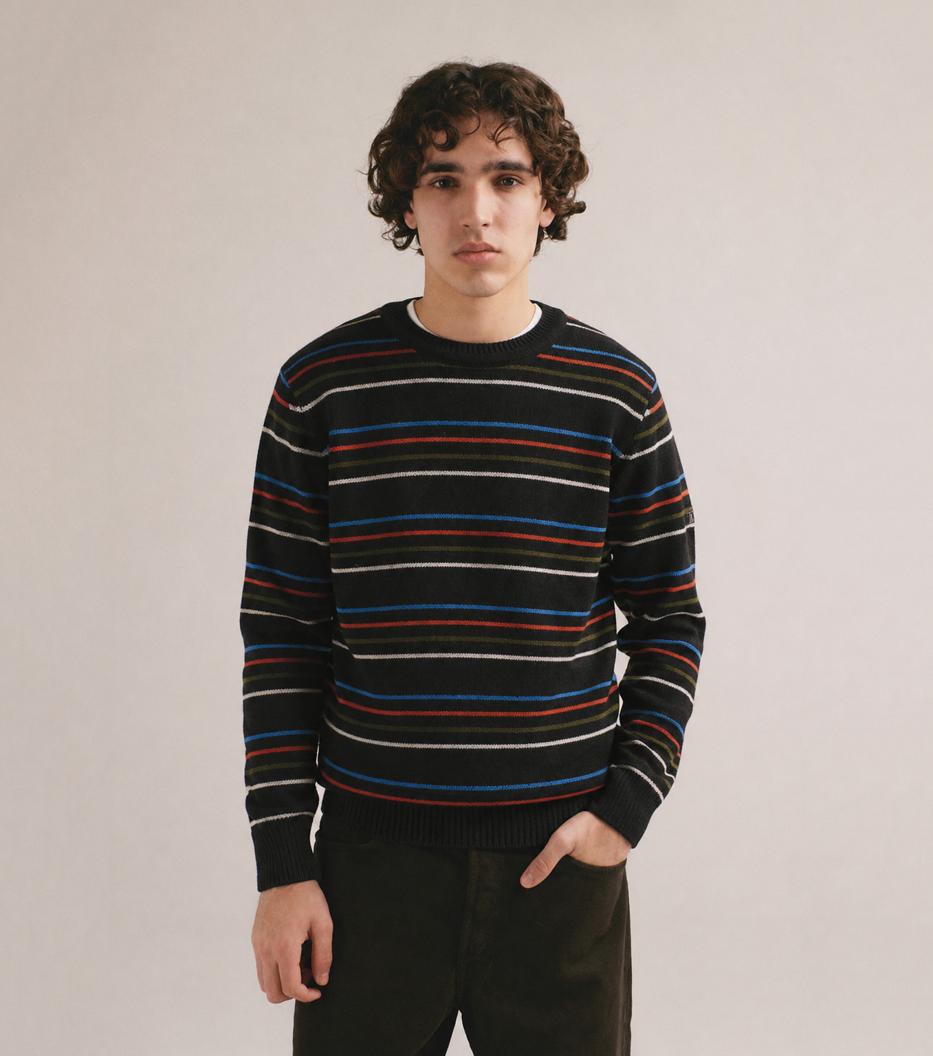 Suéter de hombre negro con líneas horizontales en varios colores