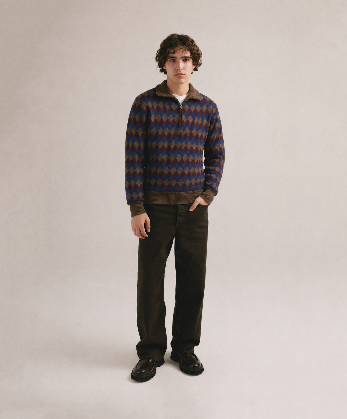 Suéter de hombre con diseño argyle en tonos azul, granate y marrón