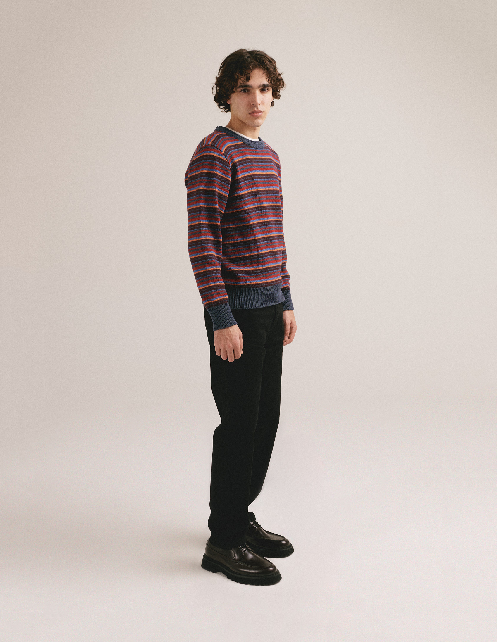 Suéter para hombre con rayas en tonos rojo, azul y naranja