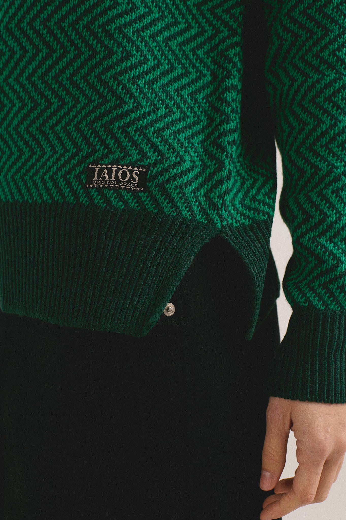 Jersey de punto para mujer en color verde con diseño geométrico, look básico de otoño invierno.