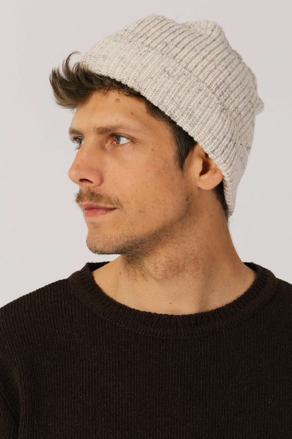 El modelo con el gorro blanco