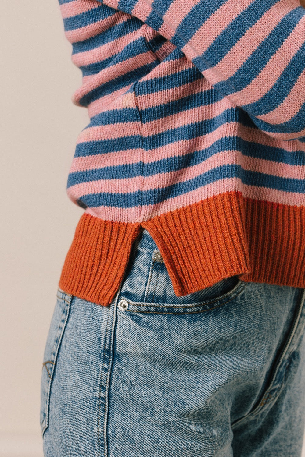 La forma del jersei és el patró bàsic i recte i amb 2 talls als costats pel que queda bé a tots els cossos. 