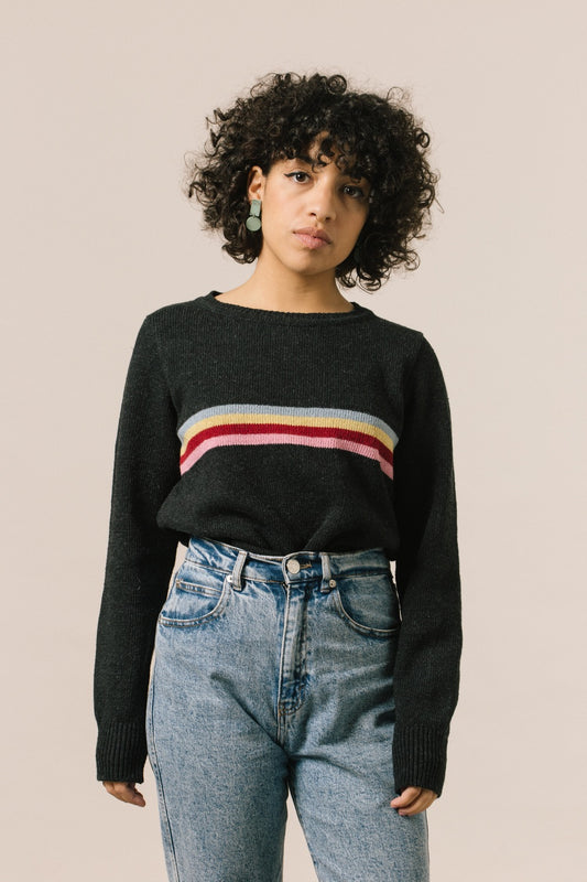 The model from the front. The shape of the sweater is basic and straight so it fits all bodies. It has two cuts on the sides. We recommend wearing it loose like the models.