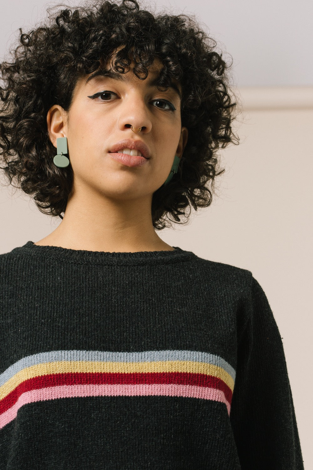 Detail of the model where the stripes on the chest can be seen. It is a very simple design reminiscent of a rainbow.